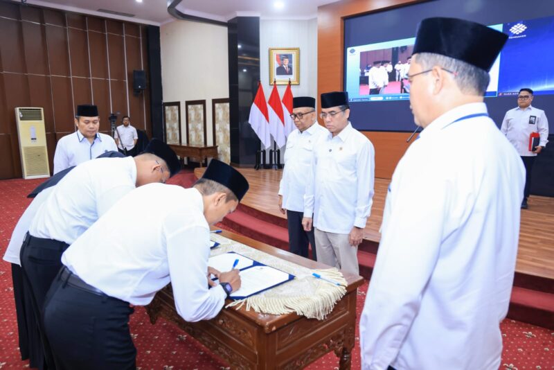 Penandatanganan berkas oleh pejabat yang dilantik
