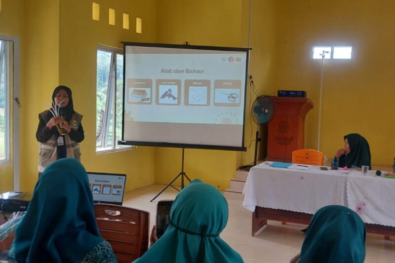 Mahasiswa UGM yang sedang melakukan KKN di Kecamatan Jemaja Timur memberi pemaparan kepada pengurus PKK