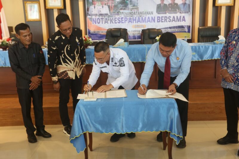 Bupati Aneng saat penandatanganan Nota Kesepakatan Bersama antara Kabupaten Anambas dan Kejaksaan Negeri