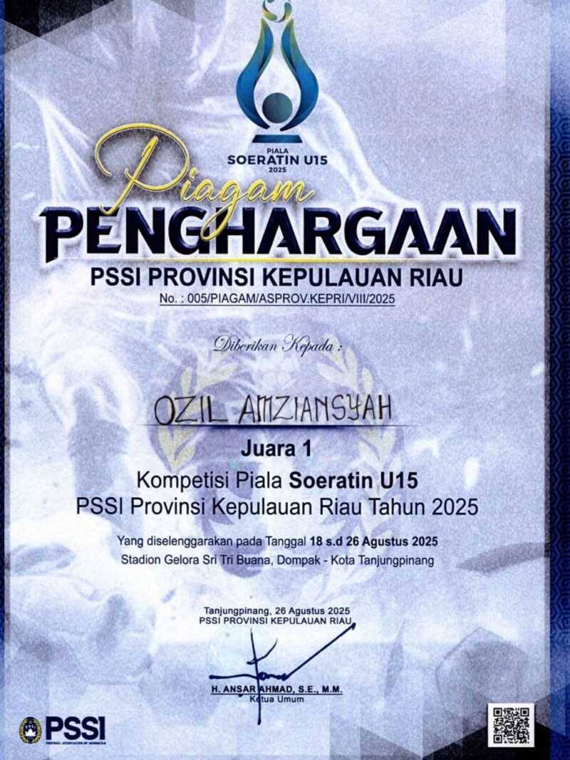 Penghargaan dari Gubernur Ansar Ahmad yang diterima atlet muda berprestasi