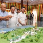 Gubernur Ansar Ahmad perlihatakan maket musium dan monumen rugu bahasa kepada Jaksa Agung Muda Bidang Intelijen (JAM-Intel) Kejaksaan Agung RI Reda Manthovani saat melakukan kunjungan ke Pulau Penyengat