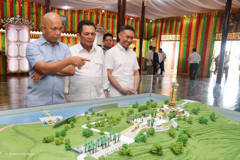 Gubernur Ansar Ahmad perlihatakan maket musium dan monumen rugu bahasa kepada Jaksa Agung Muda Bidang Intelijen (JAM-Intel) Kejaksaan Agung RI Reda Manthovani saat melakukan kunjungan ke Pulau Penyengat