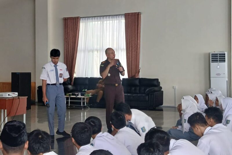 Personil Kejaksaan dari perwakilan Kejari Tanjungpinang saat memberikan sosialisasi hukum kepada pelajar SMAN 2