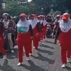 Ibu ibu rumah tangga turut meriahkan Kemerdekaan Indonesia pada lomba gerak jalan 8 kilometer di Tanjungpinang 