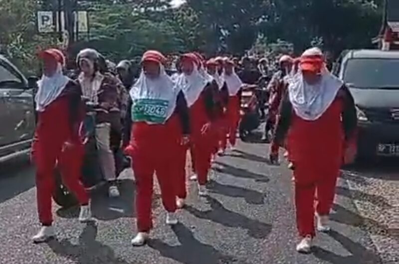 Ibu ibu rumah tangga turut meriahkan Kemerdekaan Indonesia pada lomba gerak jalan 8 kilometer di Tanjungpinang 