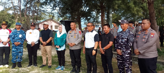Bupati Natuna Cen Sui Lan bersama Wakil Bupati Natuna Jarmin Sidik mendampingi Kapolda Kepulauan Riau dalam kegiatan gotong royong massal yang dihelat di kawasan ruang publik Pantai Piwang, Kecamatan Bunguran Timur, Kabupaten Natuna, Kamis (1/10/2026).F-Istimewa