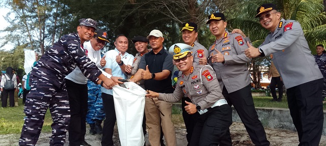 Ketua DPRD Provinsi Kepulauan Riau, Iman Sutiawan, bersama Wakil Bupati Natuna Jarmin Sidik dan rombongan Kapolda Kepulauan Riau turun langsung menggelar aksi gotong royong membersihkan kawasan Pantai Piwang, Kecamatan Bunguran Timur, Kabupaten Natuna, Kamis (1/10/2026).F-Istimewa